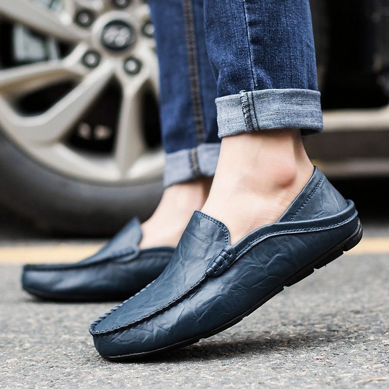 Slip-on-driving-moccasins-blue-in-feet